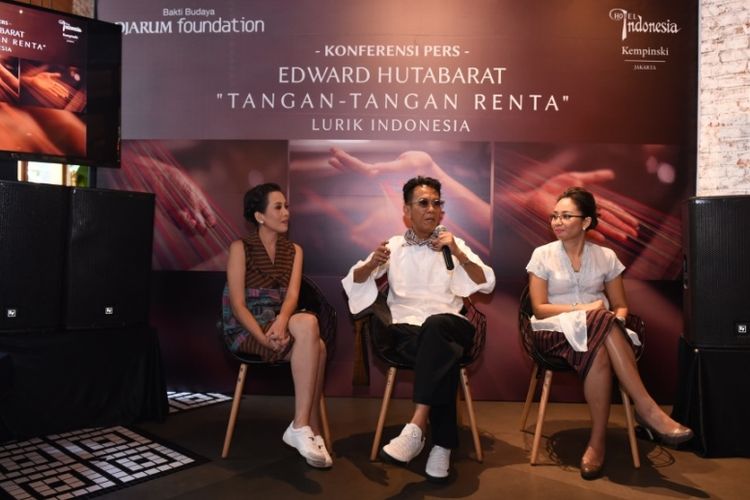 Perancang busana Edward Hutabarat (tengah) dalam konferensi pers pameran Tangan-Tangan Renta di Jakarta (23/8/2017).