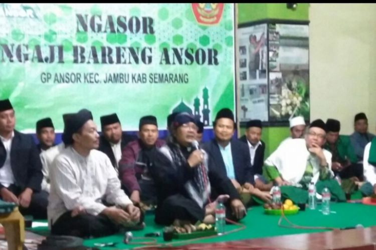  Dari kiri: Kiai Budi Harjono, pengasuh Pondok Pesantren Al Islah, Tembalang, Semarang dan Romo Aloys Budi Purnomo, Pastor Pembantu Paroki Ungaran tampil bersama dalam sebuah acara pengajian bertajuk Ngasor : Ngaji Bareng Ansor di Desa Bedono, Kecamatan Jambu, Selasa (30/8/2017) malam.