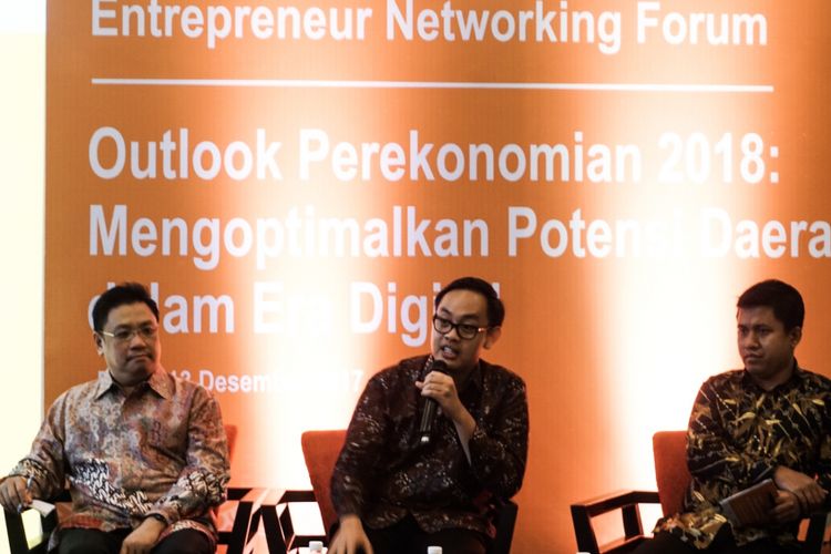 (Dari kiri ke kanan) Sonny Christian Joseph ( Head of Business Banking Management BTPN), Bhima Yudistira (Ekonom INDEF), dan Hery Trianto (Pemimpin Redaksi Bisnis Indonesia) dalam Entrepreneur Networking Forum, di Lampung, Rabu (13/12/2017).