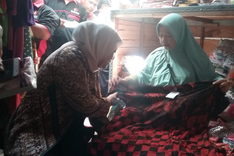 Calon wakil gubernur Jawa Tengah, Ida Fauziah, saat membeli batik di pasar Pagi Kaliwungu Kendal.