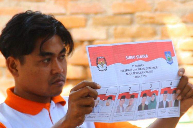 Petugas menunjukkan surat suara dalam perhitungan di Pilkada Provinsi Nusa Tenggara Barat, Rabu (27/6/2018).