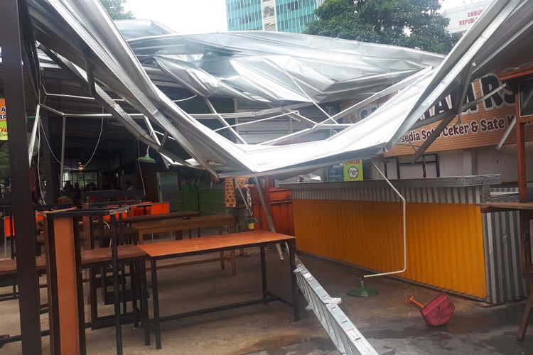 Hujan intensitas sedang dan angin kencang yang terjadi di Jakarta pada Senin (10/12/2018) merusak dua bangunan di Rasuna Garden Food Street, Setiabudi, Jakarta Selatan. 