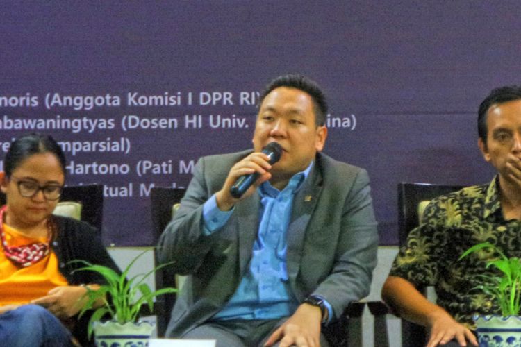 Anggota Komisi I DPR RI Charles Honoris dalam diskusi bertajuk Dinamika Gerakan Terorisme dan Polemik Revisi UU Anti-Terorisme, di Auditorium Nurkholis Madjid, Universitas Paramadina, Jakarta, Rabu (31/5/2017).