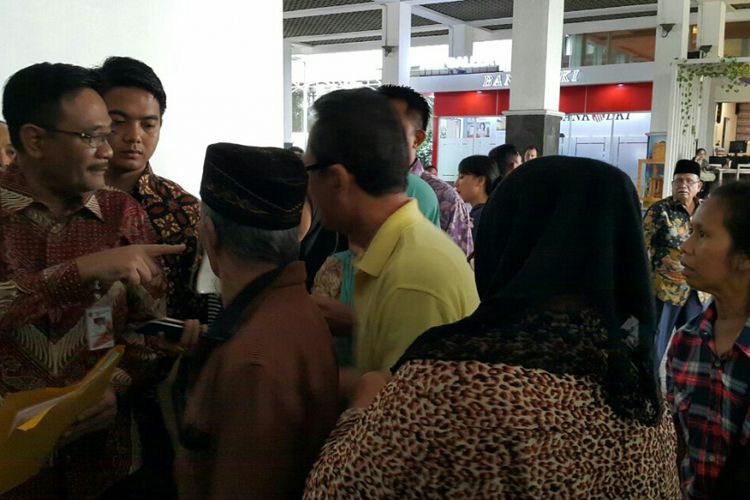 Gubernur DKI Jakarta Djarot Saiful Hidayat melayani warga seusai menegur seorang relawan bernama Rismauli Tambunan (memakai kemeja kotak-kotak) di Balai Kota DKI Jakarta, Jalan Medan Merdeka Selatan, Jumat (14/7/2017).