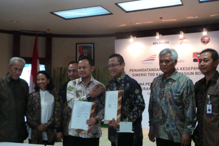 Penandatanganan nota kesepahaman pembangunan kawasan terintegrasi berkonsep transit oriented development (TOD) di Stasiun Bogor dan pembangunan stasiun Sukaresmi, di Kementerian BUMN, Jakarta Pusat, Senin (11/9/2017).