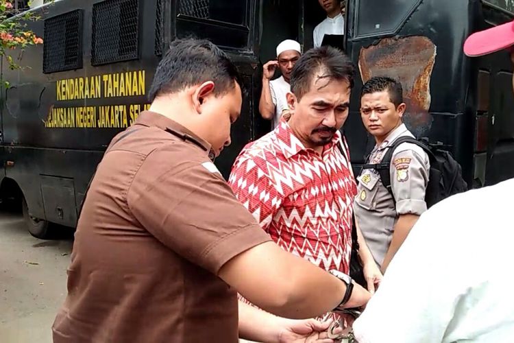 Gatot Brajamusti saat tiba di Pengadilan Negeri Jakarta Selatan, Kamis (12/10/2017) untuk menjalani sidang kasus tomdak asusila.