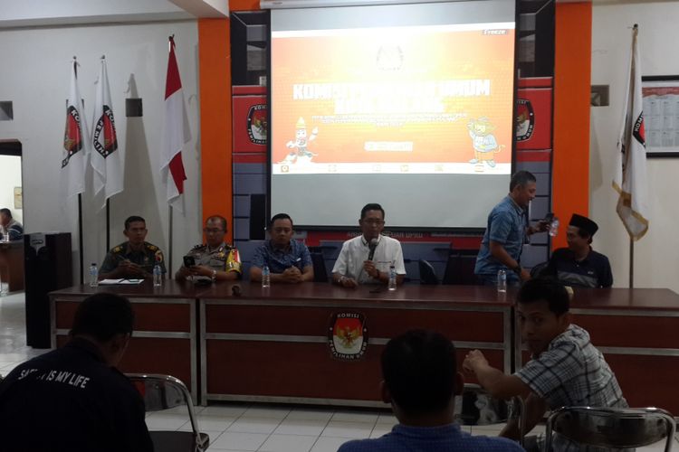 Suasana rapat koordinasi menjelang pelaksaan debat kandidat Pilkada Kota Malang di Kantor KPU Kota Malang, Kamis (5/4/2018).