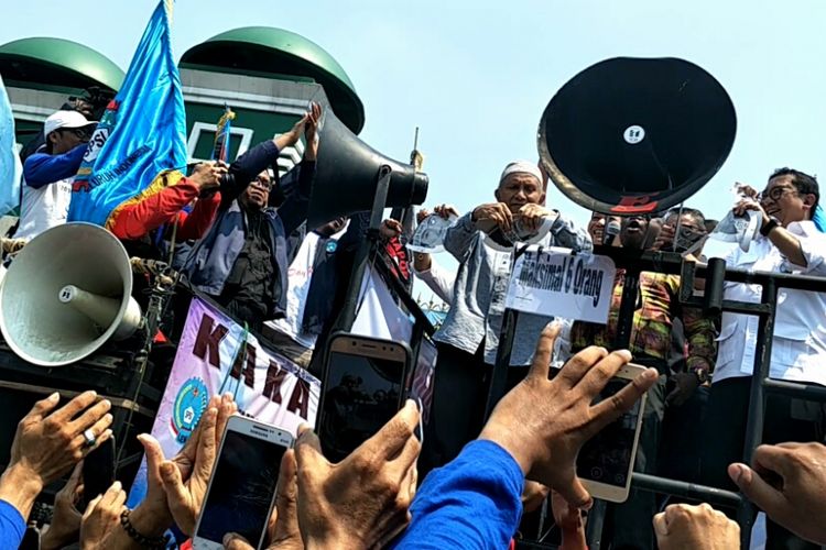 Mantan Ketua Majelis Perwakilan Rakyat (MPR) RI Amien Rais berorasi di hadapan para peserta demo serikat buruh di depan gedung DPR/MPR RI, Selasa (1/5/2018). 