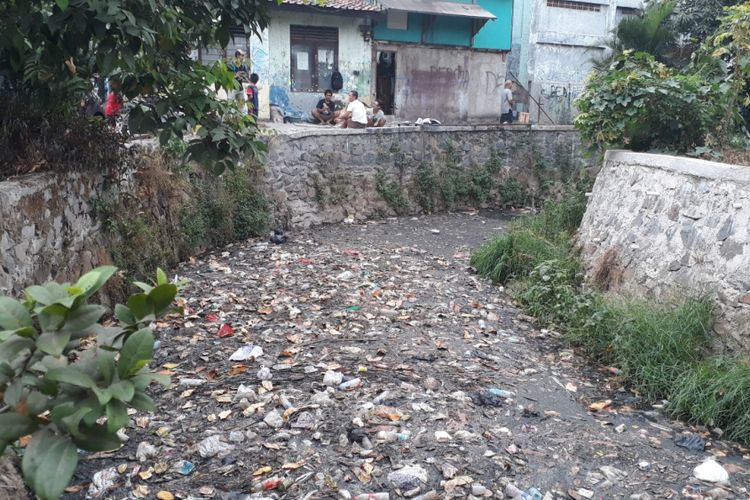 Kondisi Kali saluran di Jalan beringin, Kranji, Kota Bekasi yang penuh sampah dan timbulkan bau busul yang menyengat, Rabu (01/08/2018).