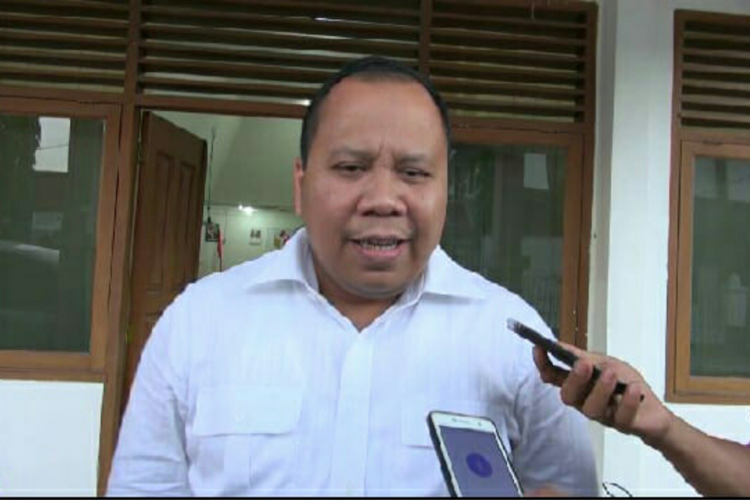 Bupati Kepulauan Meranti sekaligus Ketua DPW PAN Riau Irwan Nasir memberikan klarifikasi di Bawaslu Riau terkait dugaan pelanggaran pada acara deklarasi relawan Projo, Jumat (26/10/2018).