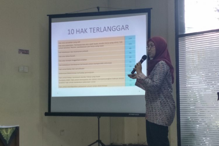 Ketua Bidang Manajemen Pengetahuan YLBHI Siti Rakhma Mary Herwati saat memaparkan Laporan Hukum dan HAM 2018 di kantor YLBHI, Menteng, Jakarta Pusat, Selasa (8/1/2019).