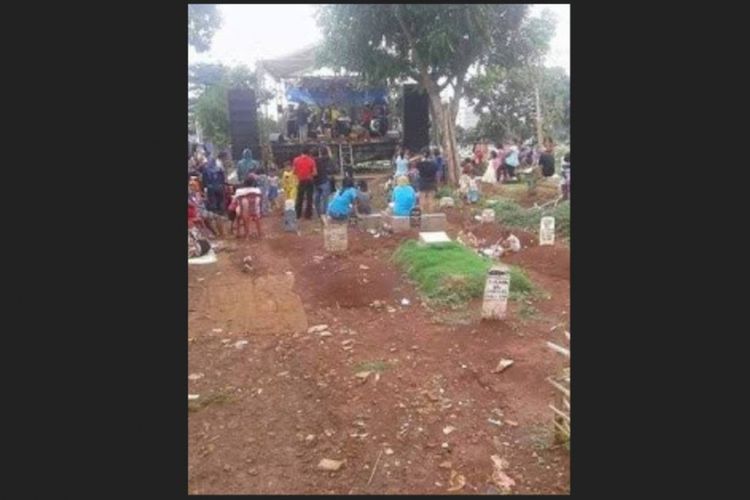 Masyarakat menyaksikan konser dangdut di area pemakaman di Pondok Kelapa, Jakarta Timur (9/9/2018). 