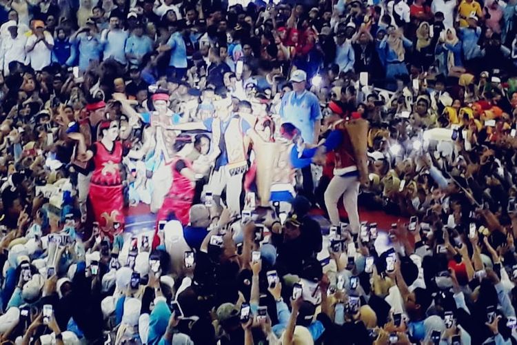Calon wakil presiden nomor urut 02, Sandiaga Uno memasuki panggung kampanye sambil menari adat Dayak. Agenda kampanye akbar yang digelar di Gedung Olahraga (GOR) Pangsuma Pontianak, Selasa (2/4/2019) ini dihadiri ribuan massa relawan dan partai pengusung koalisi.