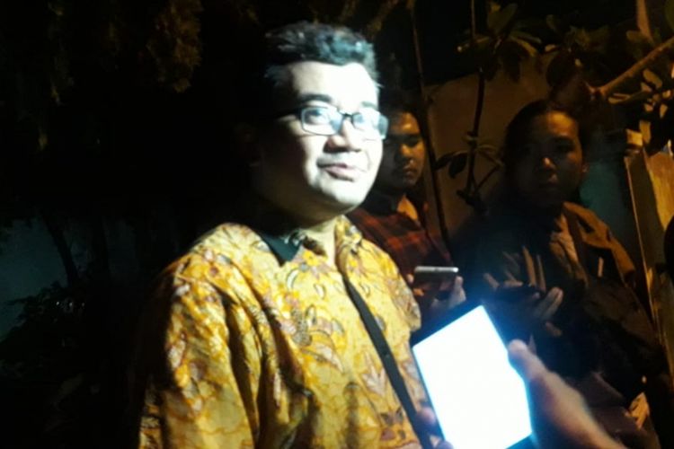 Ahli psikologi forensik PTIK Reza Indragiri saat berada di lokasi kejadian ditemukan tewasnya satu keluarga, Jalan Bojong Nangka II RT 002 RW 007, Kelurahan Jatirahayu, Kecamatan Pondok Melati, Kota Bekasi, Rabu (14/11/2018).