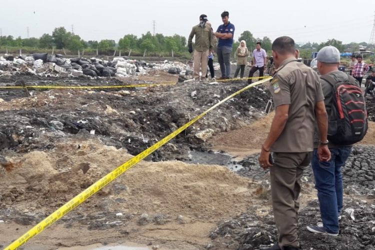 Rombongna Kementerian Lingkungan Hidup dan Kehutanan beserta jajaran observasi tanah pada lahan kosong di Desa Segara Makmur, Tarumajaya, Kabupaten Bekasi tempat 3 bocah alami luka bakar, Selasa (15/1/2019).