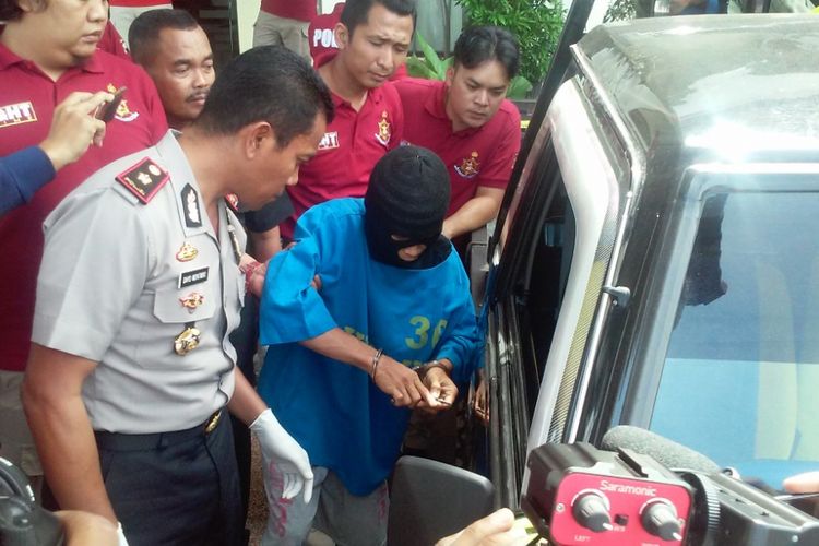  Jajaran Satreskrim Polres Semarang meringkus tiga tersangka jaringan spesialis pencuri mobil pikap di lokasi yang berbeda. Dari pemeriksaan sementara, mereka mengakui telah mencuri mobil pikap di empat lokasi.