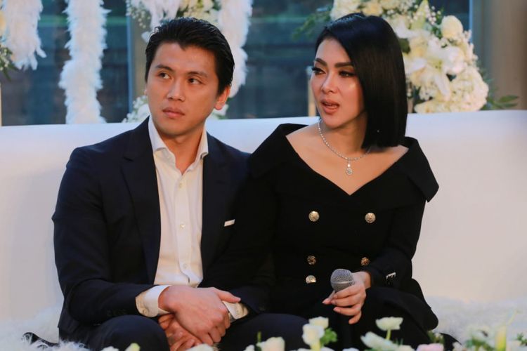 Penyanyi Syahrini bersama suaminya, pengusaha Reino Barack dalam jumpa pers di Penthouse Grand Hyatt Hotel, Tanah Abang, Jakarta Pusat, Minggu (10/3/2019).
