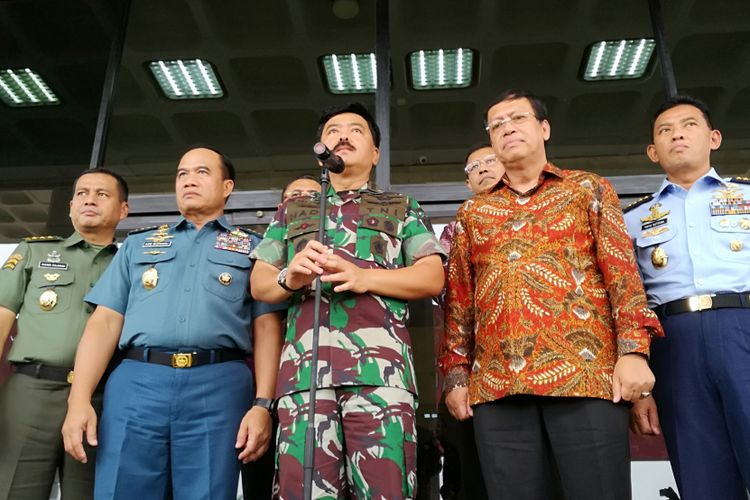 Pangiima Tentara Nasionai Indonesia (TNI) Marsekai Hadi Tjahjanto, beserta para Kepaia Staf TNI dan Dirjen Pajak Robert Pakpahan 