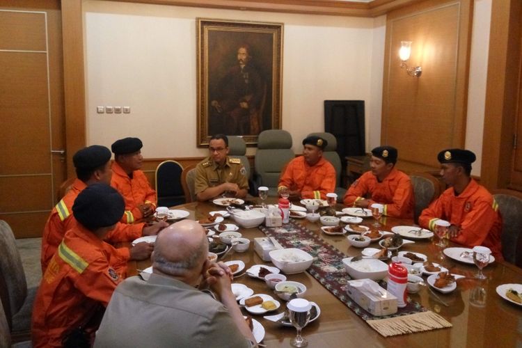 Gubernur DKI Jakarta Anies Baswedan saat makan siang bersama petugas pemadam kebakaran di Balai Kota DKI Jakarta, Selasa (6/3/2018).