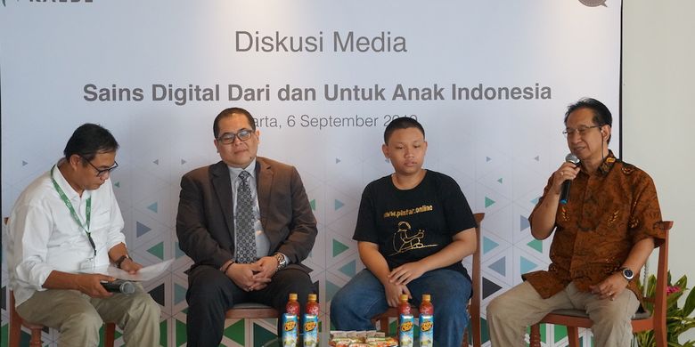 Pengamat pendidikan dan sains, Indra Charismiadji (kedua dari kiri), M.Hafizh Bayhaqi (pembuat aplikasi), dan Direktur R&D Kalbe Farma, Pre Agusta, dalam acara talkshow di Jakarta (6/9/2019).