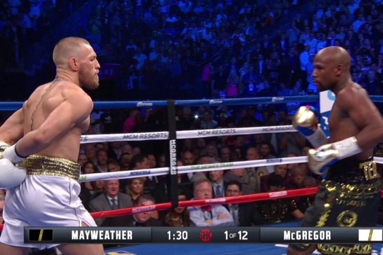Conor McGregor tampak memanas-manasi Floyd Mayweather saat keduanya bertarung di Las Vegas, Sabtu (26/8/2017). 