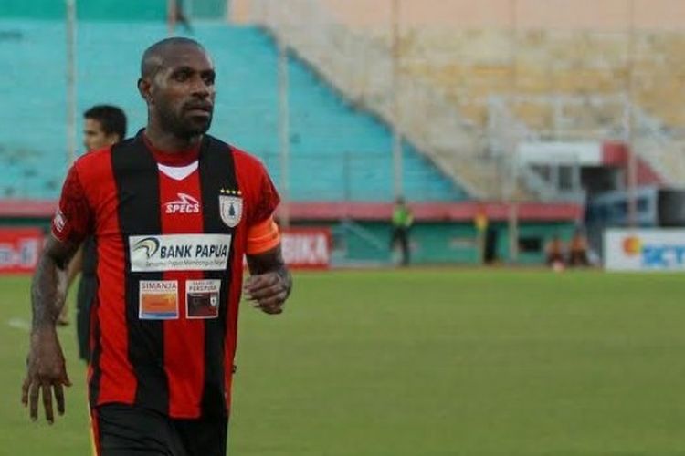 Kapten Persipura Jayapura, Boaz Solossa. 