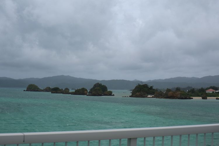 Pantai yang terlihat dari jembatan terpanjang di Jepang sepanjang 5 kilometer dari Naha ke Pulau Kouri, Sabtu (30/6/2018).