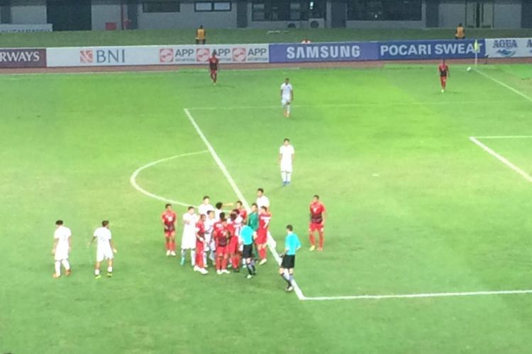 Momen di mana sempat terjadi ketegangan antara pemain Indonesia dan Hong KOng dalam pertandingan penyisihan Grup A Asian Games 2018.