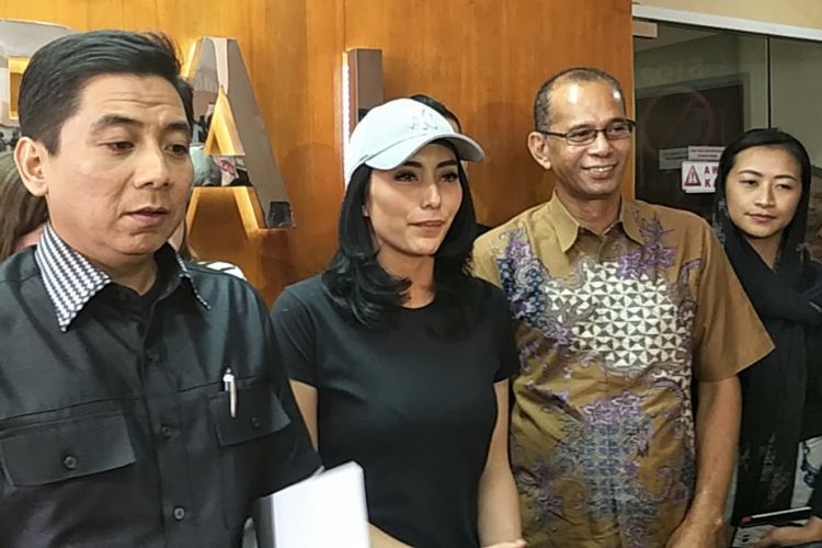 Tyas Mirasih bertemu dengan pihak Komisi Perlingungan Anak Indonesia (KPAI) di kantor KPAI, Menteng, Jakarta Pusat, pada Jumat (16/3/2018) untuk membahas tudingan penculikan dan eksploitasi anak.