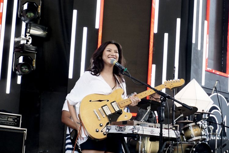 Vokalis Danilla saat tampil di panggung Slim Refine Stage, Garuda Wisnu Kencana (GWK), Badung, Bali, Minggu (9/9/2018). 