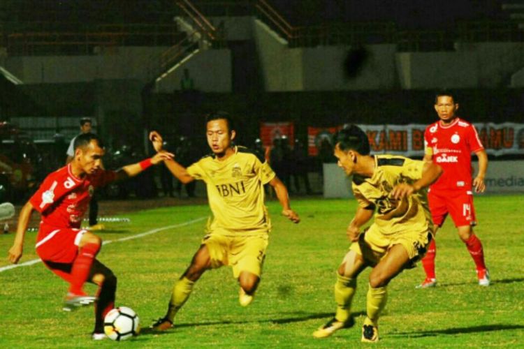 Dua pemain Bhayangkara FC menjaga pergerakan pemain Persija Jakarta Rico Simanjuntak