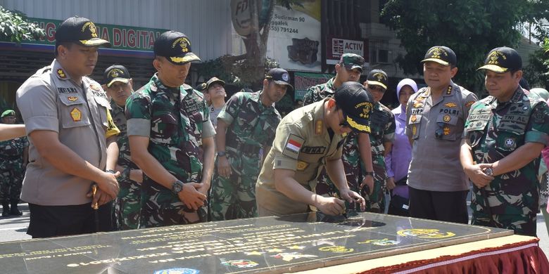 Plt Bupati Trenggalek Mochammad Nur Arifin menandatangani prasasti peresmian Tugu Latsirtadanus XXXIX, di lokasi kegiatan yang berada di Jalan Dewi Sartika Trenggalek Jawa Timur Selasa (9/04/2019).