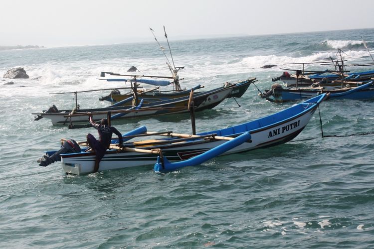 ILUSTRASI - Dua orang nelayan asal Cikakap, Kecamatan Agrabinta, Kabupaten Cianjur, Jawa Barat hilang ditelan ombak setelah perahu yang mereka tumpangi terbalik diterjang gelombang tinggi. Dua nelayan lainnya berhasil menyelamatkan diri.