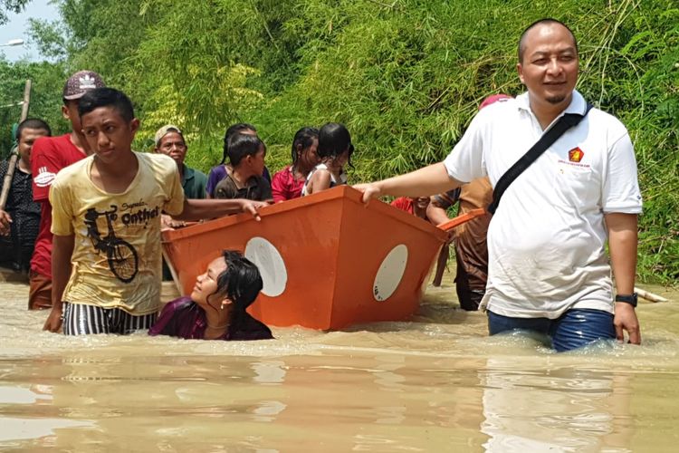 Bantuan kepada korban banjir akibat luapan kali lamong mulai berdatangan, salah satunya di Desa Kedungrukem, Kecamatan Benjeng, Gresik, Kamis (2/5/2019).