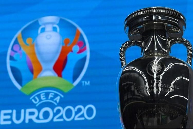 Trofi kejuaraan sepak bola Euro 2020 ditampilkan selama sesi Football in the city interiors sebagai bagian dari St. Petersburg