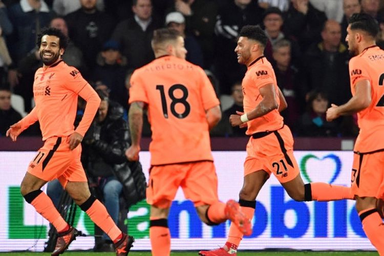 Mohamed Salah merayakan gol Liverpool ke gawang West Ham United pada pertandingan Premier League di Stadion London, Sabtu (4/11/2017).