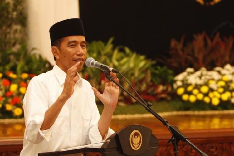 Presiden Joko Widodo menjawab sejumlah pertanyaan wartawan istana kepresidenan dalam acara berbuka bersama di Istana Negara, Jakarta, Senin (6/7/2015). Acara ini juga dihadiri oleh sejumlah menteri Kabinet Kerja dan diisi dengan shalat berjamaah dengan wartawan.