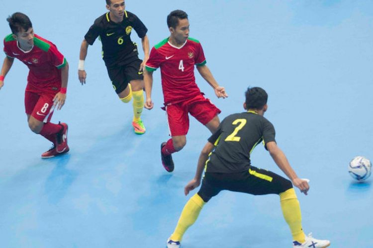 Indonesia bertanding melawan Malaysia pada cabang futsal di Shah Alam Panasonic Sports Conplex, Selasa (22/8/2017).