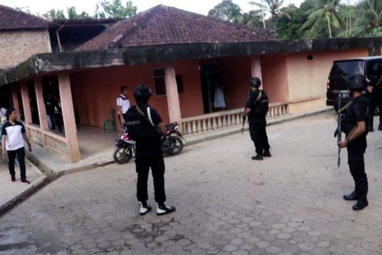 Polisi mengepung rumah mantan kades di Lampung Utara untuk membebaskan sopir dan kernet serta truk yang disandera, Sabtu (6/7/2019).