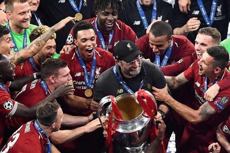 Manajer Liverpool asal Jerman Juergen Klopp merayakan trofi Liga Champions setelah memenangi pertandingan final antara Liverpool vs Tottenham Hotspur di Stadion Wanda Metropolitano di Madrid pada 1 Juni 2019.