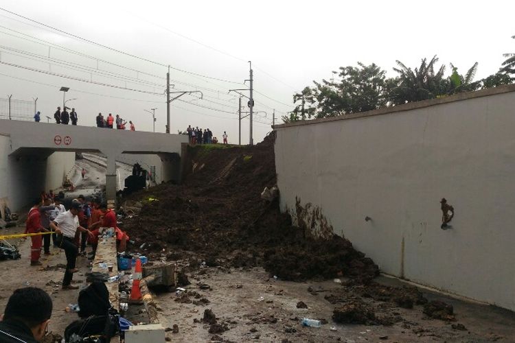 Kondisi terkini lokasi ambrolnya tembok Perimeter Selatan Bandara Soekarno-Hatta, Selasa (6/2/2018).