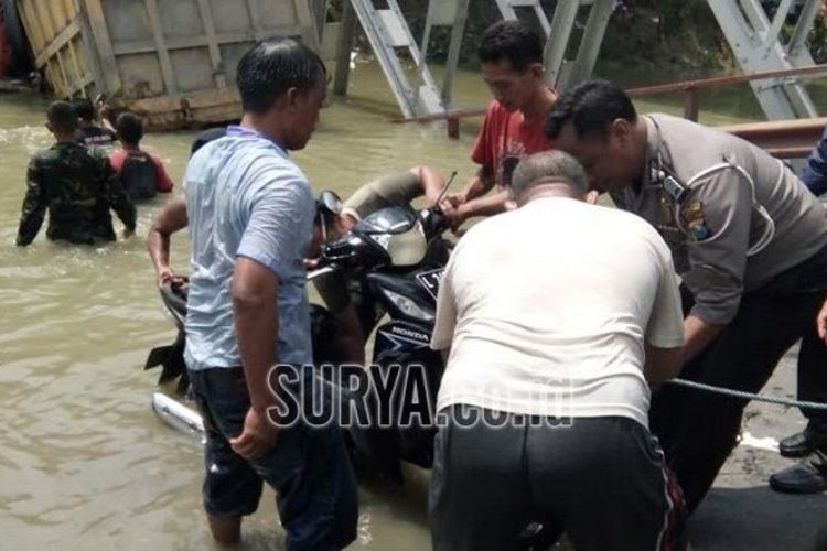 Sepeda motor korban Jembatan Babat-Widang di Jawa Timur yang ambruk, Selasa (17/4/2018). 