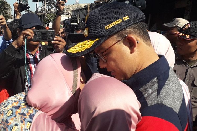 Gubernur DKI Jakarta Anies Baswedan mengunjungi korban kebakaran di Taman Kota, Kembangan, Jakarta Barat pada Jumat (30/3/2018). 