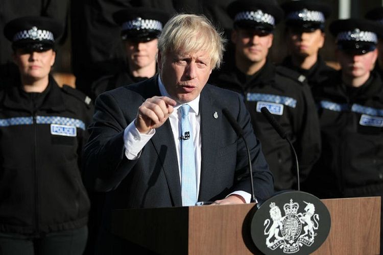Perdana Menteri Inggris Boris Johnson berbicara di pusat pelatihan polisi di West Yorkshire, Kamis (5/9/2019).