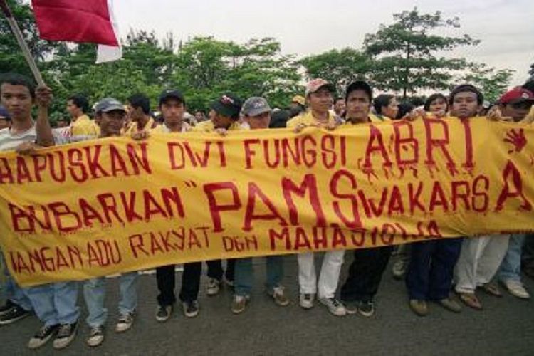 Demo di DPR/MPR Mahasiswa berdatangan di depan Gedung DPR/MPR dengan menyewa bus kota.Mereka menyerukan dihapusnya dwifungsi ABRI dan bubarkan pam swakarsa.ABRI jangan membenturkan mahasiswa dengan masyarakat. Foto diambil pada Rabu (11/11/1998).