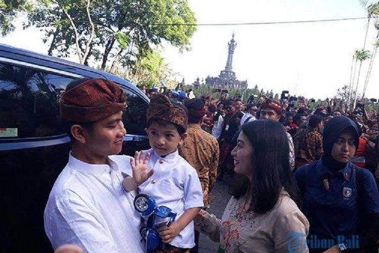 Cucu Jokowi, Jan Ethes Srinarendra, saat menyapa dan melambaikan tangannya kepada semeton Bali pada acara PKB, di Denpasar, Sabtu (15/6/2019). 