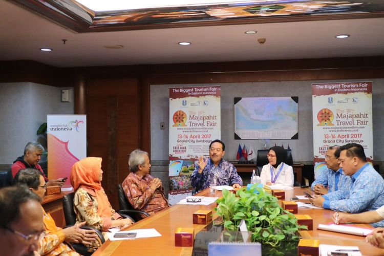 Kepala Dinas Kebudayaan dan Pariwisata Provinsi Jawa Timur, H. Jarianto memberikan keterangan pers terkait acara Majapahit Travel Fair 2017 di Kementerian Pariwisata, Jakarta, Kamis (6/4/2017). Majapahit Travel Fair digelar pada 13-16 April 2017 di Grand City Convex, Surabaya, Jawa Timur.