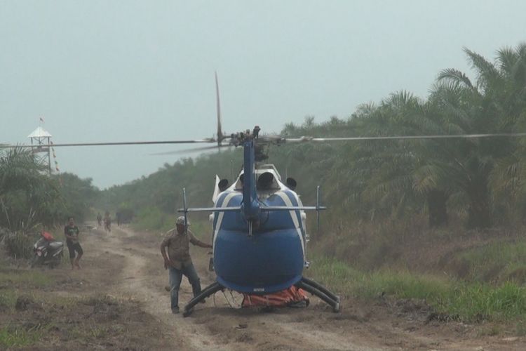 Sebuah helikopter water bombig jenis Bolvo mendarat darurat di tengah lokasi jalan tol yang akan ditimbun di Desa Sukarame Ogan Ilir. Diduga helikopter tersebut mengalami kerusakan mesin