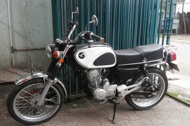 Salah satu motor modifikasi bergaya retro hasil kreasi toko aksesori Sentral Classic Custom yang beralamat di Jalan Bukit Cinere Raya, Gandul, Depok, Selasa (27/2/2018).