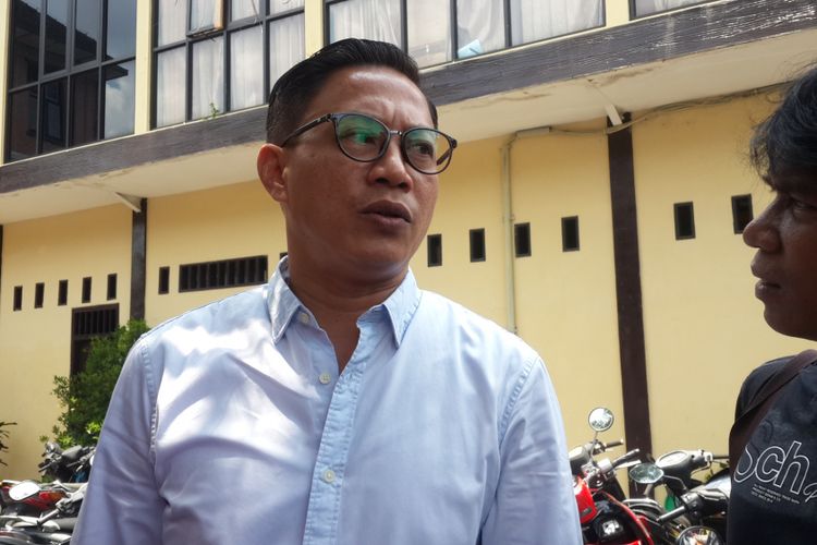 Anggota DPRD Kota Malang fraksi PAN Harus Prasojo disela pemeriksaan oleh penyidik KPK di Ruang Pertemuan Utama Polres Malang Kota, Senin (19/3/2018)